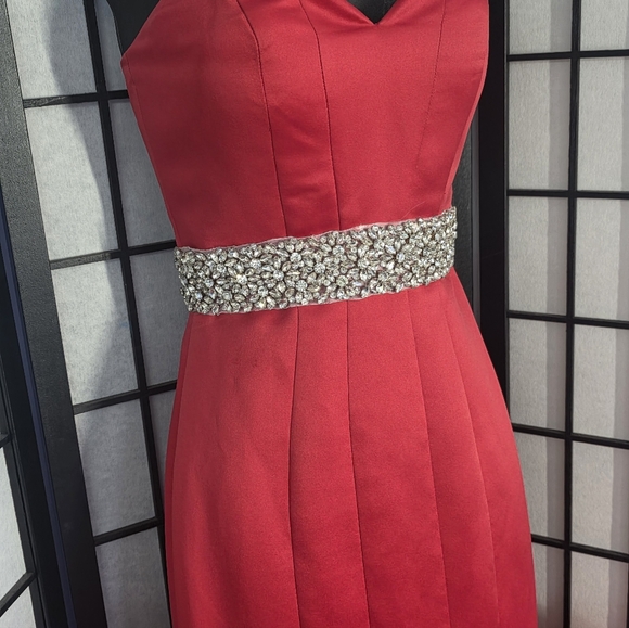 Elegant Red Strapless Gown with Ruffle Skirt - Picture 4 of 5